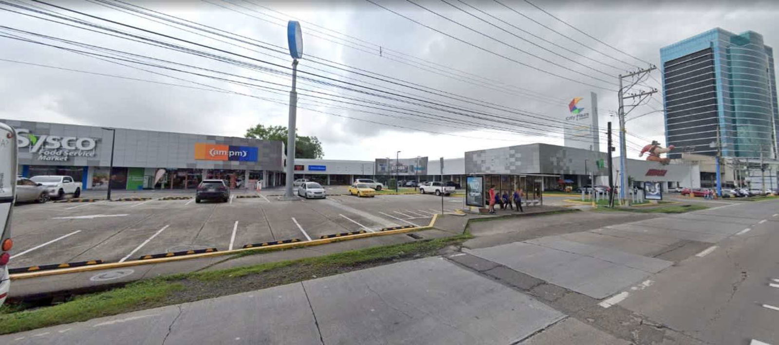 Empty open floor commercial warehouse space with concrete flooring and steel beams at El Dorado Plaza Panama