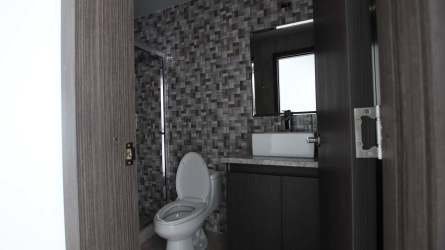 Secondary bedroom with built-in wardrobe, sliding window, access to balcony with golf views in Tucan Country Club Panama