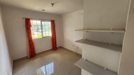Bedroom with ceramic tile floor and natural light in Palma Real Panama