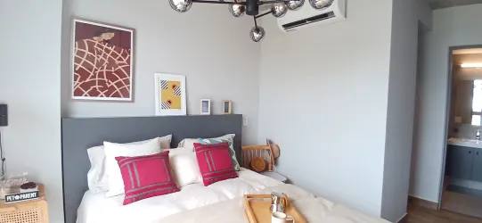 Modern kitchen in PH Centriqo with black cabinetry, appliances and dining table in Panama Pacifico