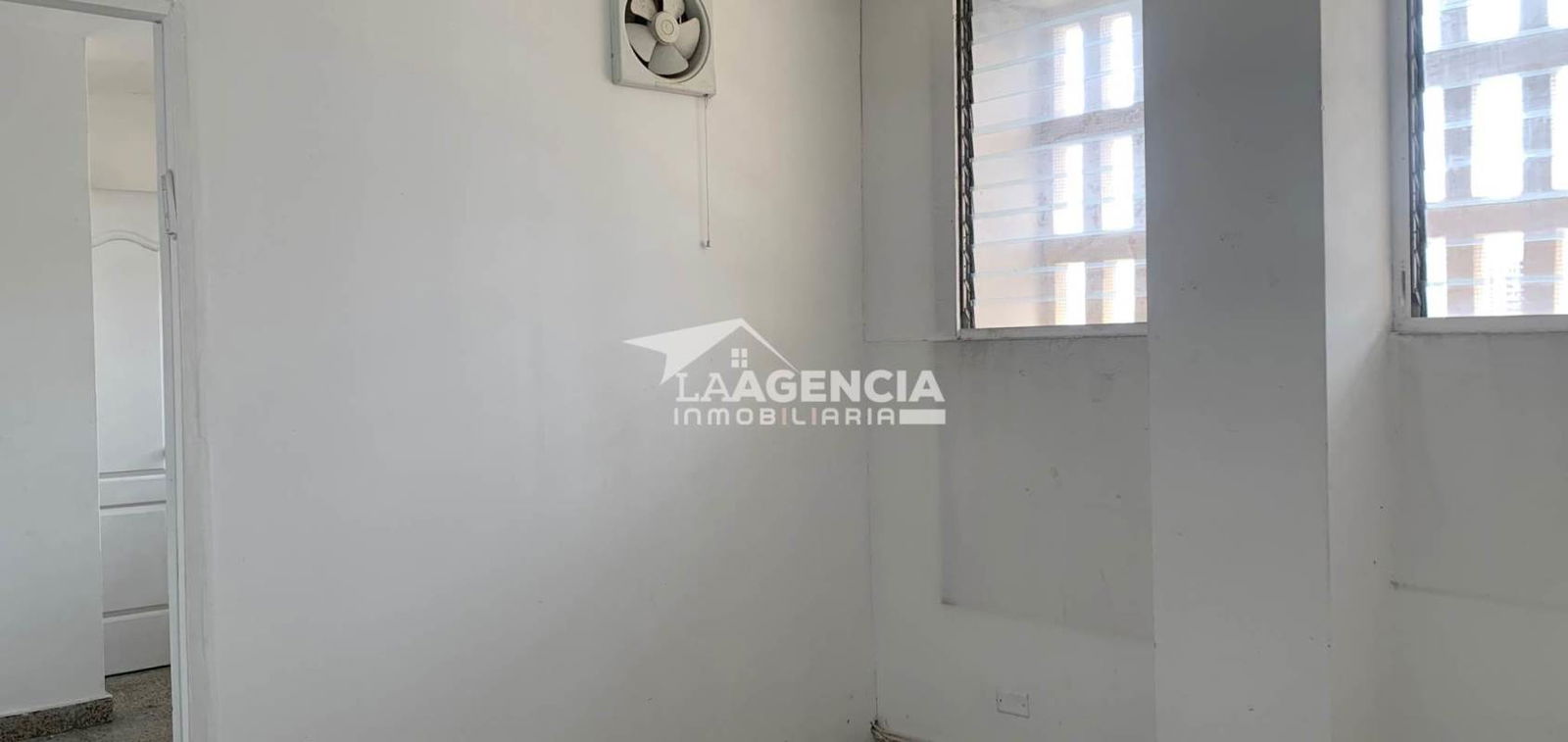 Meeting room with round table, window views, vertical blinds in CC Panama Tower Obarrio