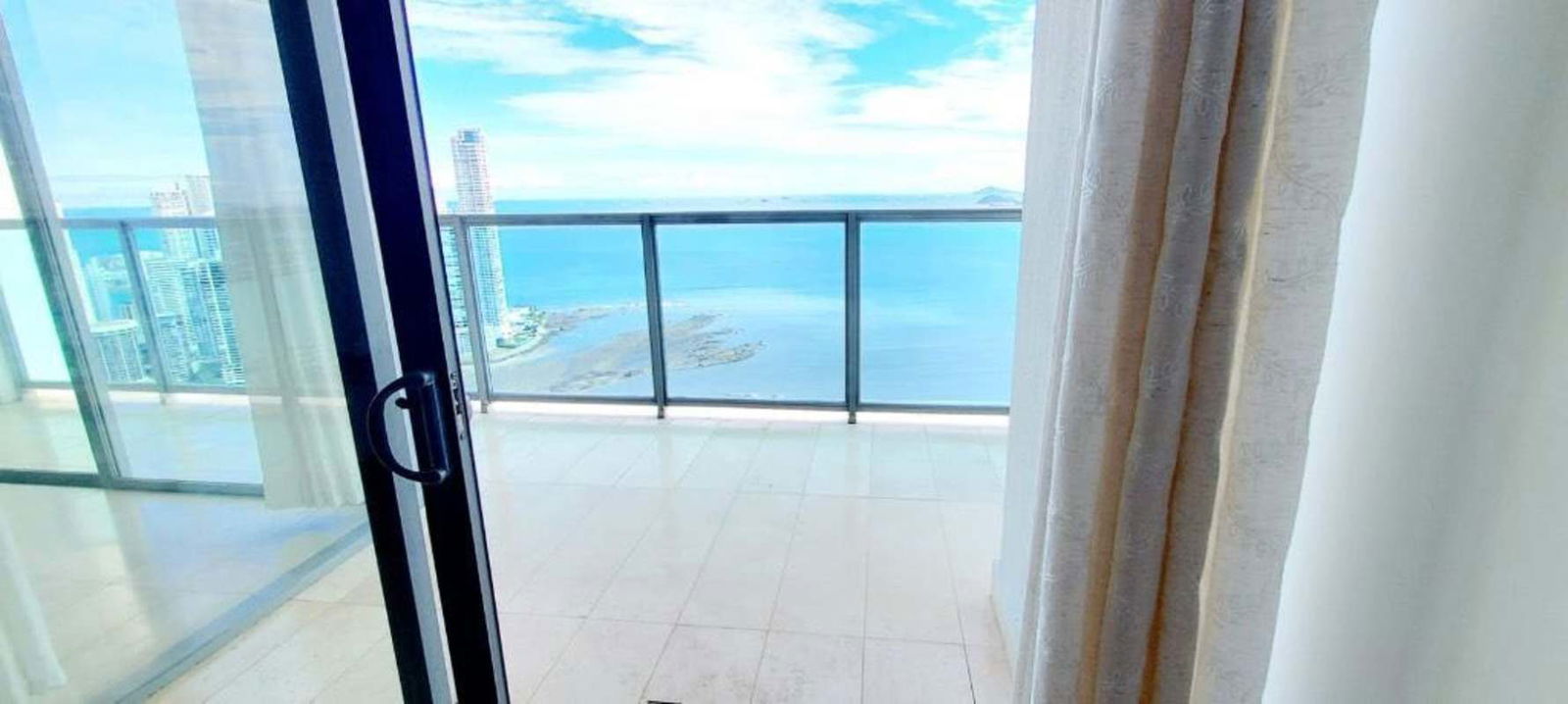 Tufted bed, desk, panoramic ocean views from luxury apartment PH Yoo Panama