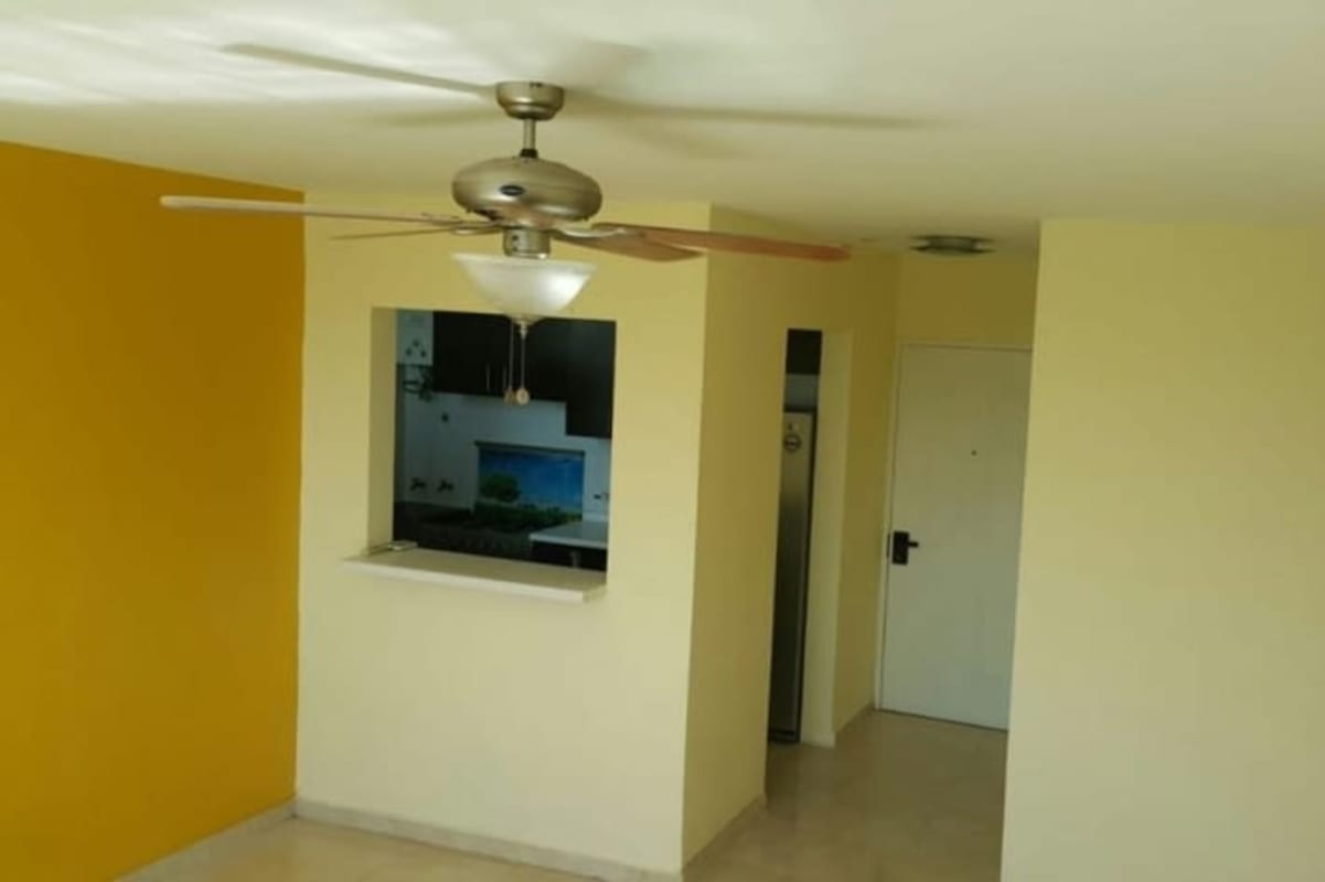 Gym with cardio machines, green accent wall PH Vivendi Towers Plaza Edison