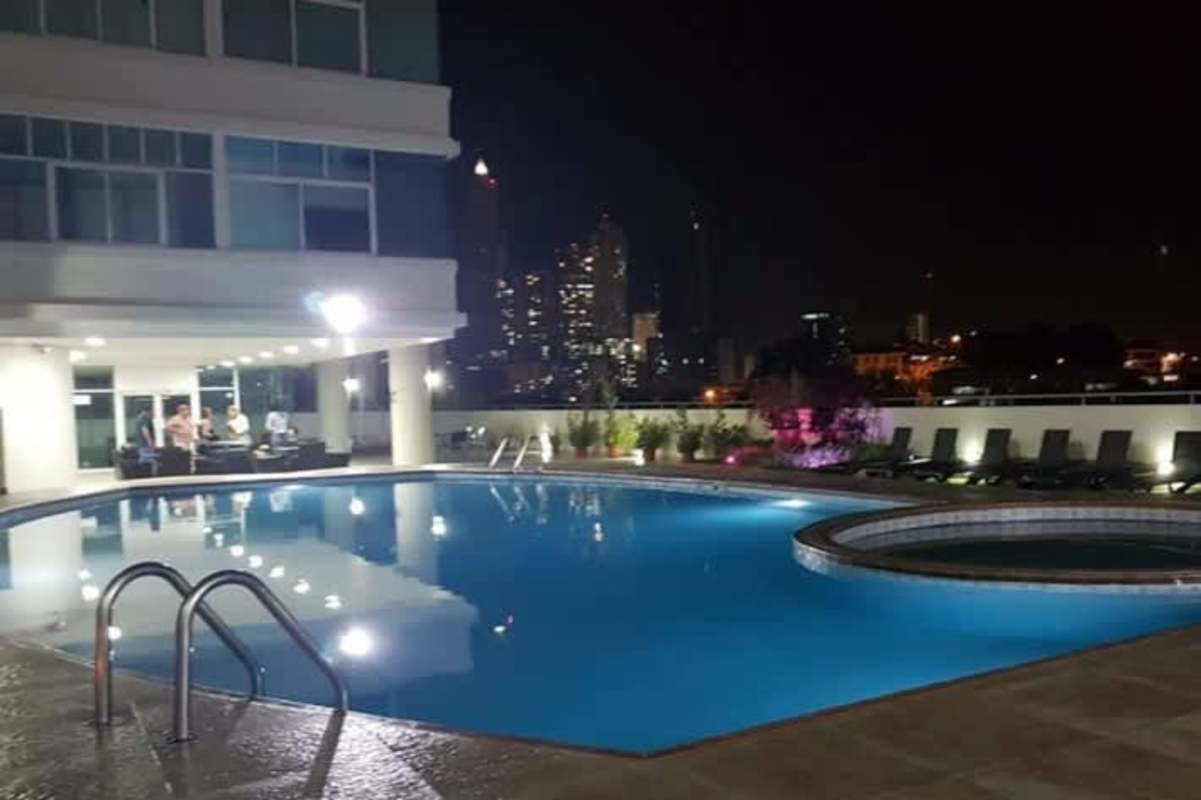 Lobby with double-height ceiling, accent lighting and stylish seating PH Vivendi Towers