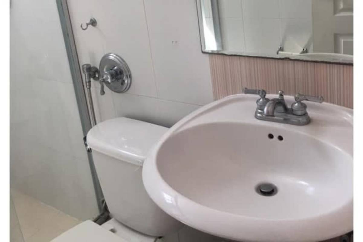 Bathroom with modern tiles, walk-in shower, mirror PH Vivendi Towers Panama