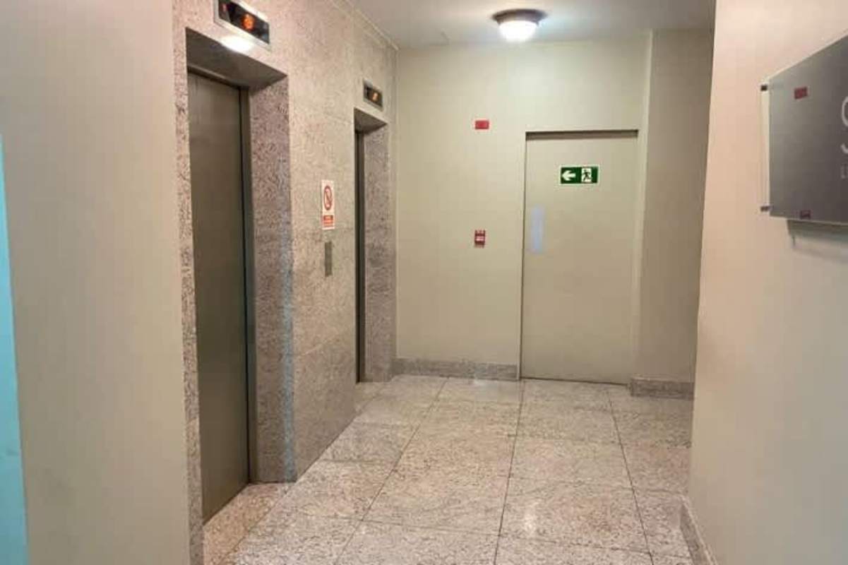 Unfurnished commercial office space with large windows PH ADR Tower Obarrio