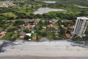 Oceanfront lot on Playa Malibú Nueva Gorgona Panama with buildable flat terrain and mature tropical trees