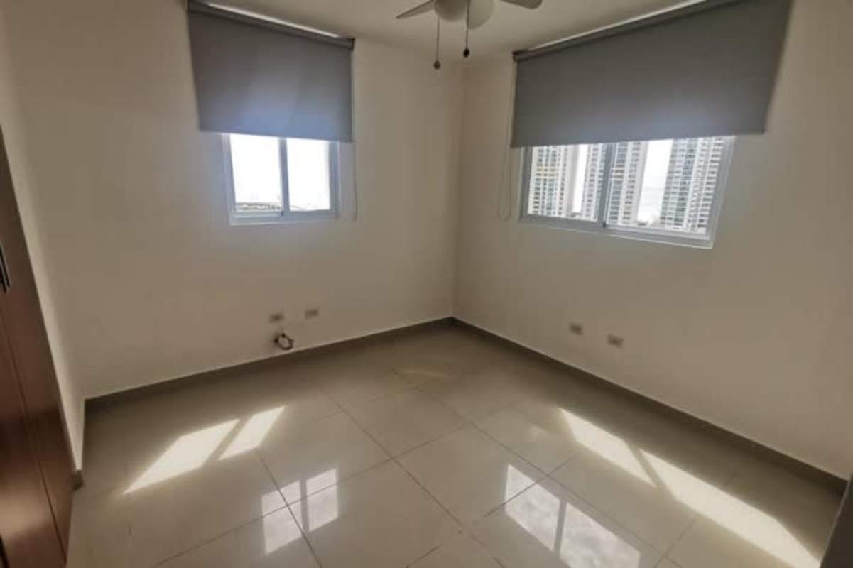 Modern bathroom with walk-in shower and porcelain finishes in PH Quartz Tower Panama City