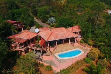 Private swimming pool with ocean view sun deck lush gardens Mata Oscura Veraguas Villa Panama