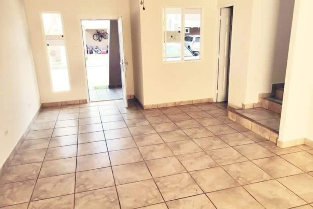 Spacious living area with ceramic floor and windows in PH Everest house Panama