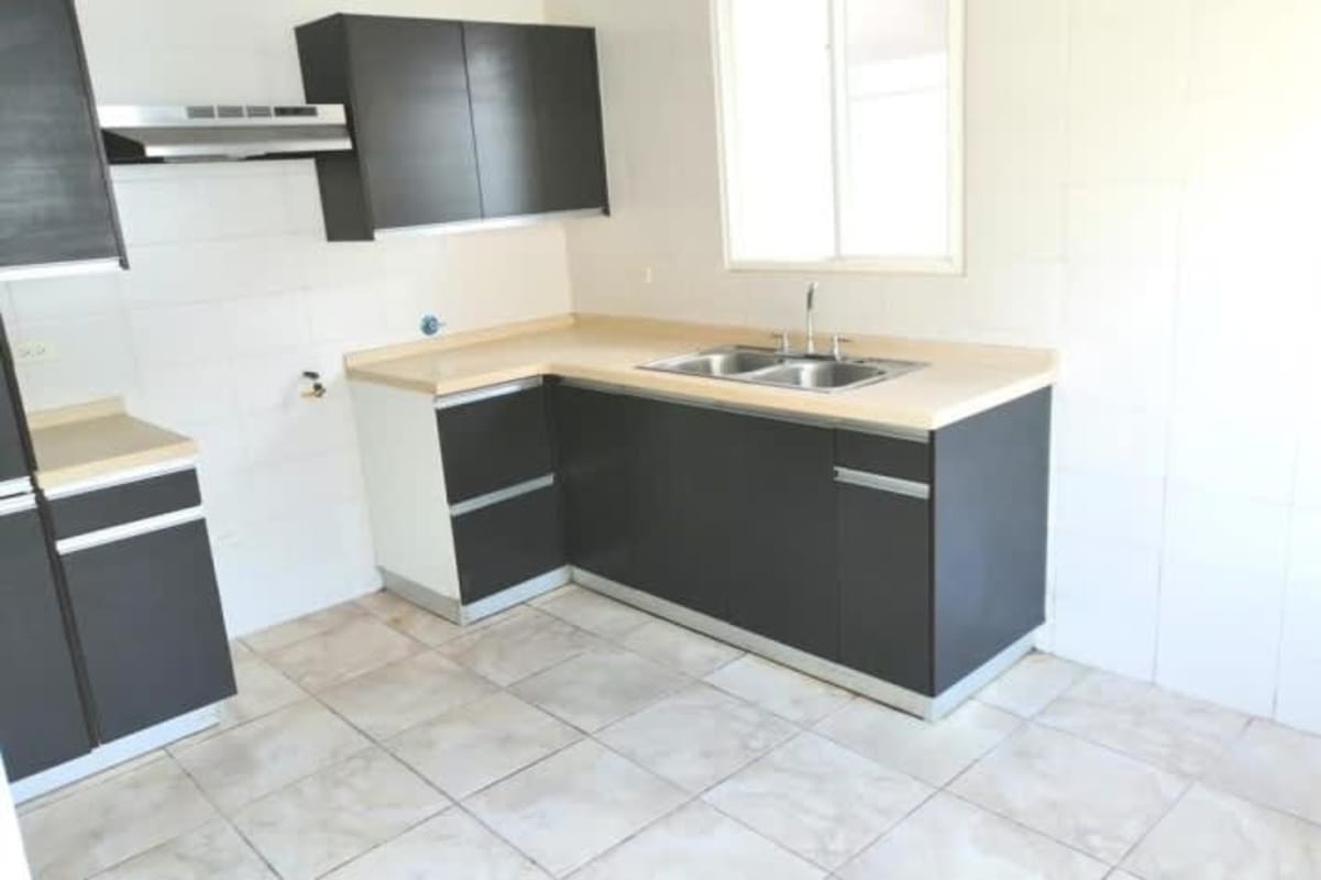 Upper and lower kitchen cabinets, double sink, tiled wall PH Everest house Panama