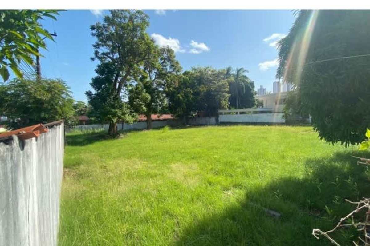 Buildable corner lot fenced with greenery in Altos del Golf Panama