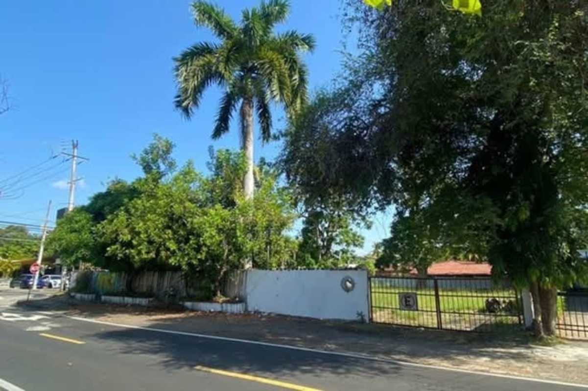 Corner property land with fencing and greenery Altos del Golf Panama