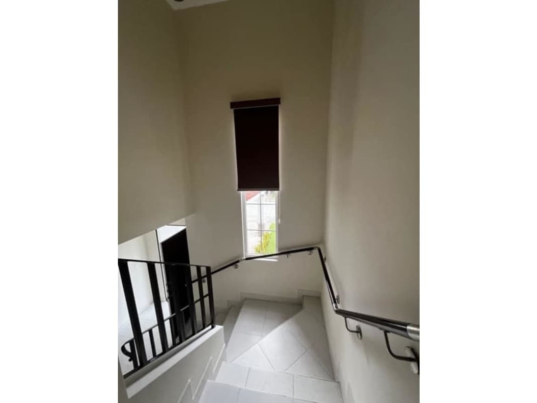 Bedroom featuring AC, ceiling fan, built-in closet and large window with blinds in Quintas de Versalles