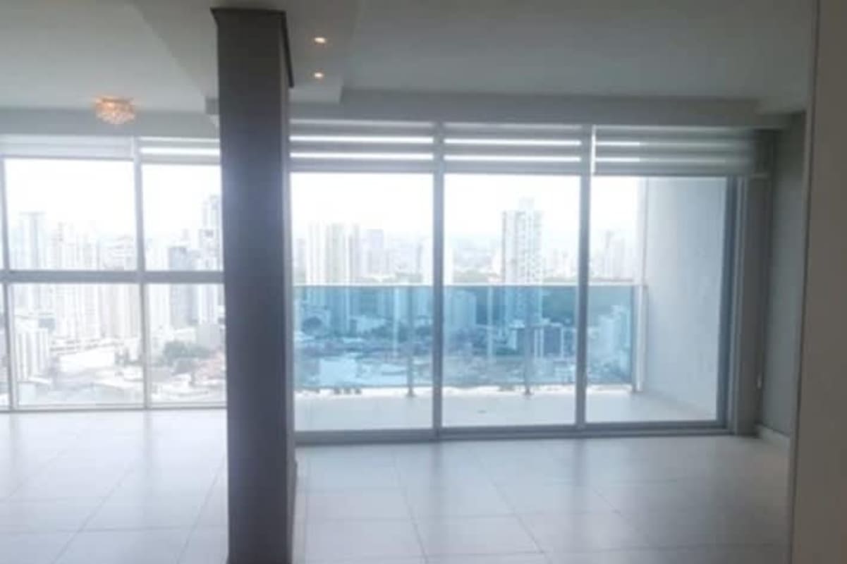 High-rise balcony with protective mesh panoramic city view PH Park City San Francisco Panama