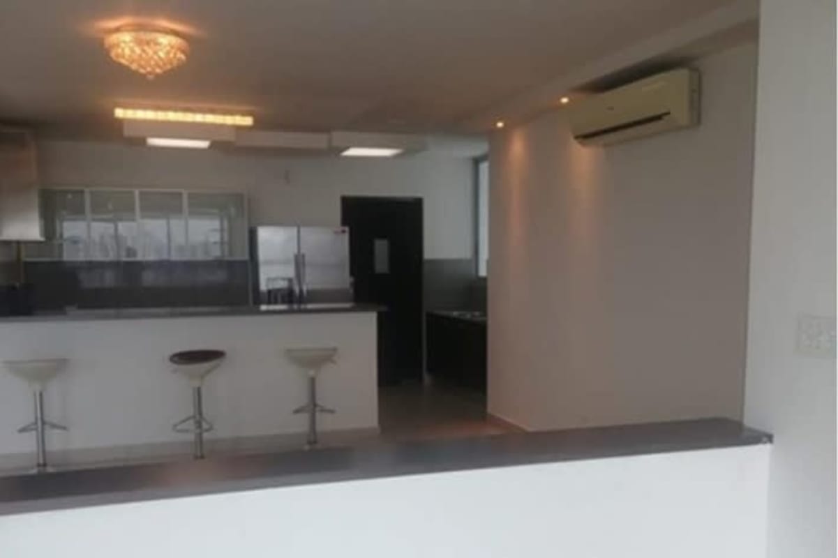 Spacious master bedroom with ensuite bath city skyline view in PH Park City Panama City