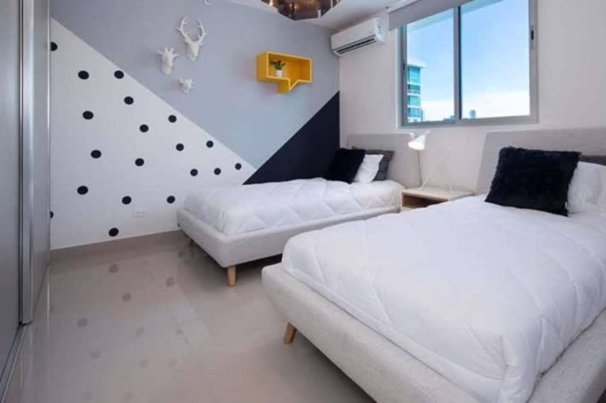 Rooftop infinity pool overlooking Panama City skyline PH Zaphiro El Cangrejo