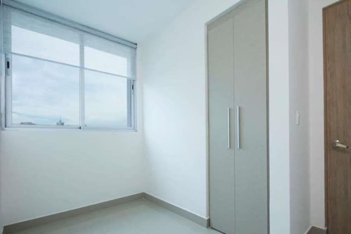 Bathroom with double sink vanity and large mirror PH Zaphiro El Cangrejo