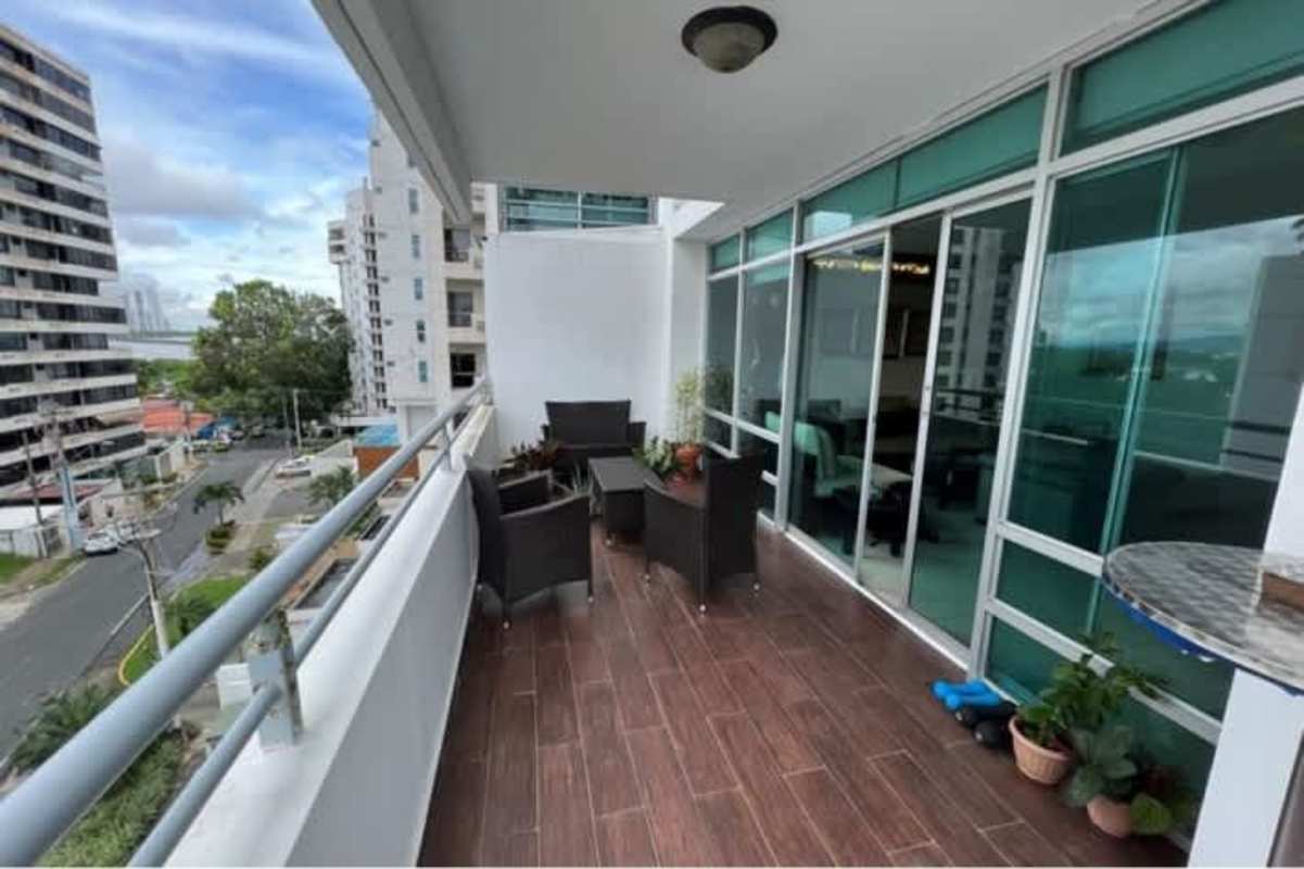 Private balcony with outdoor seating and city skyline views from PH Veranda Tower Panama