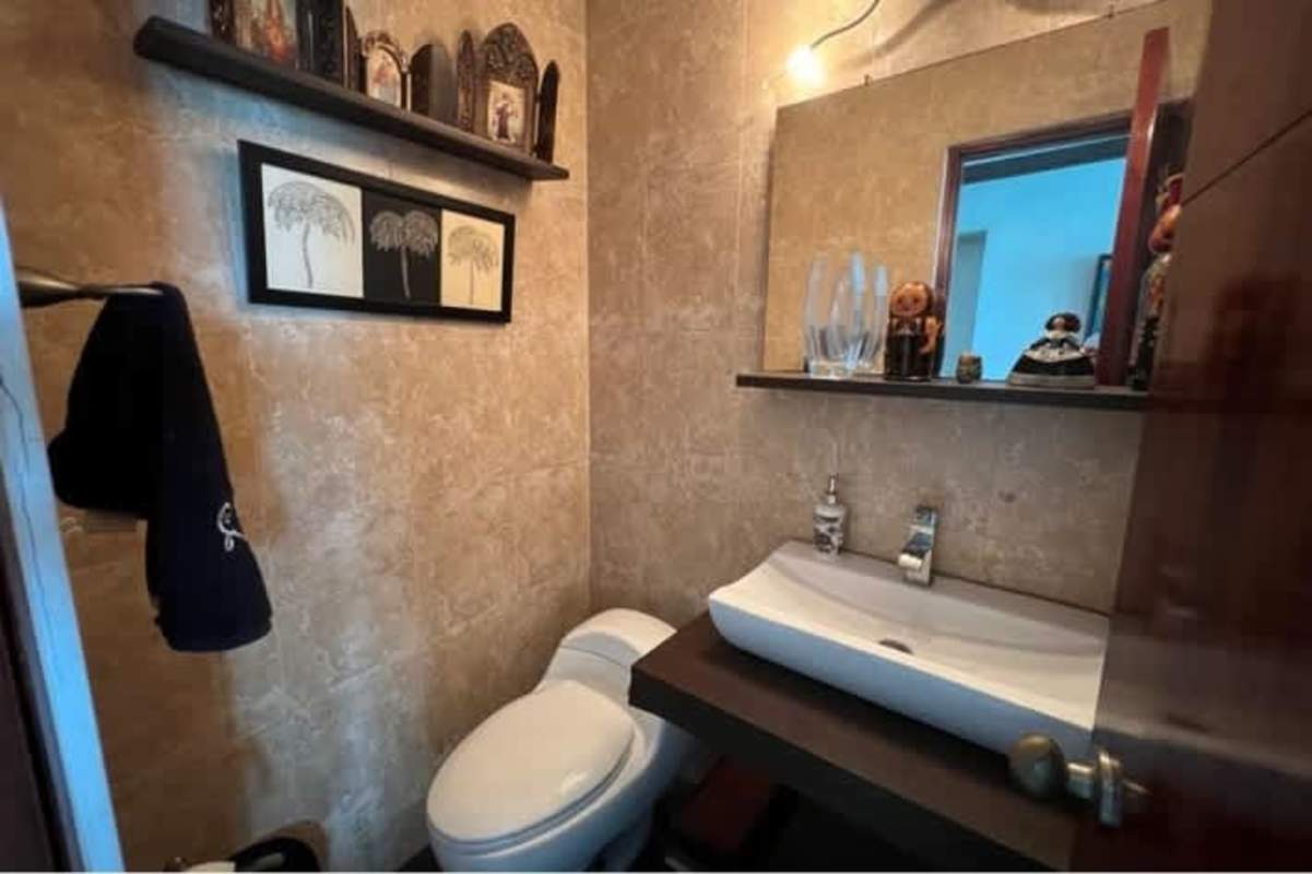 Main bedroom with large windows, walk-in closet, and city skyline view in PH Veranda Tower Panama City