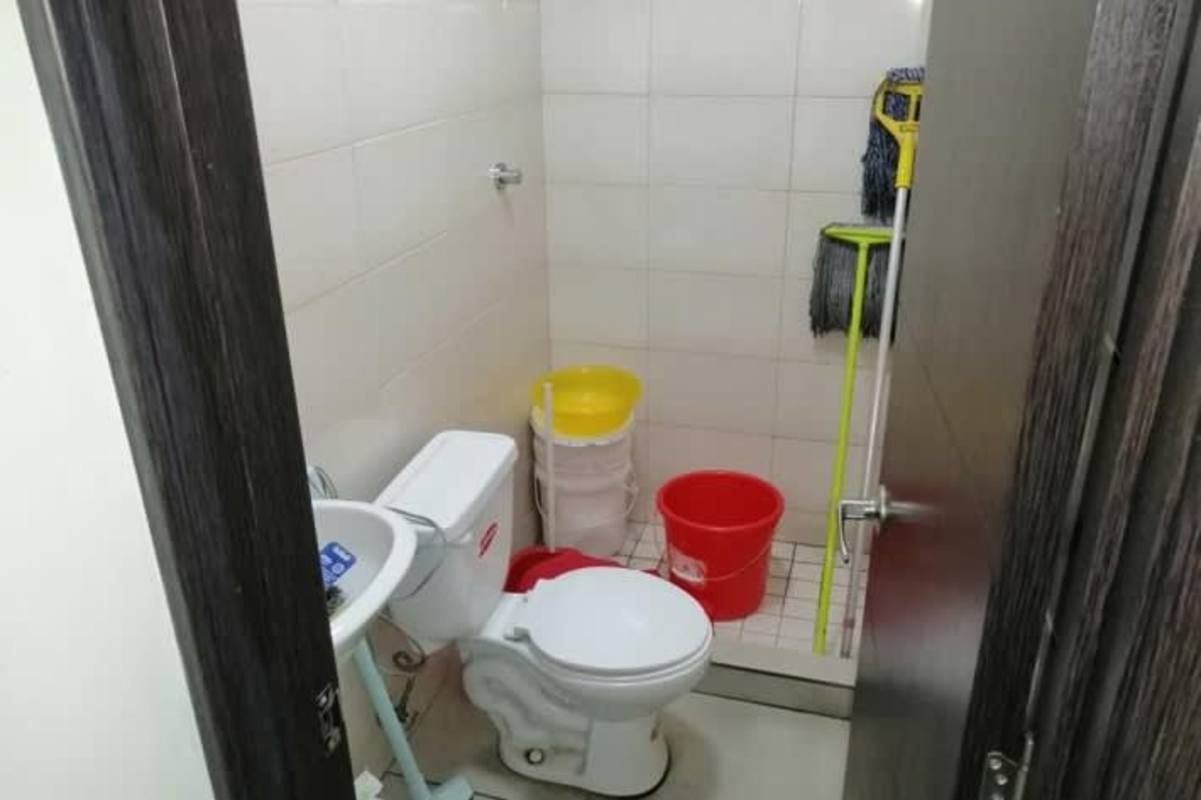 Compact bathroom with white fixtures, ceramic tiles PH King's Park Condado del Rey Panama