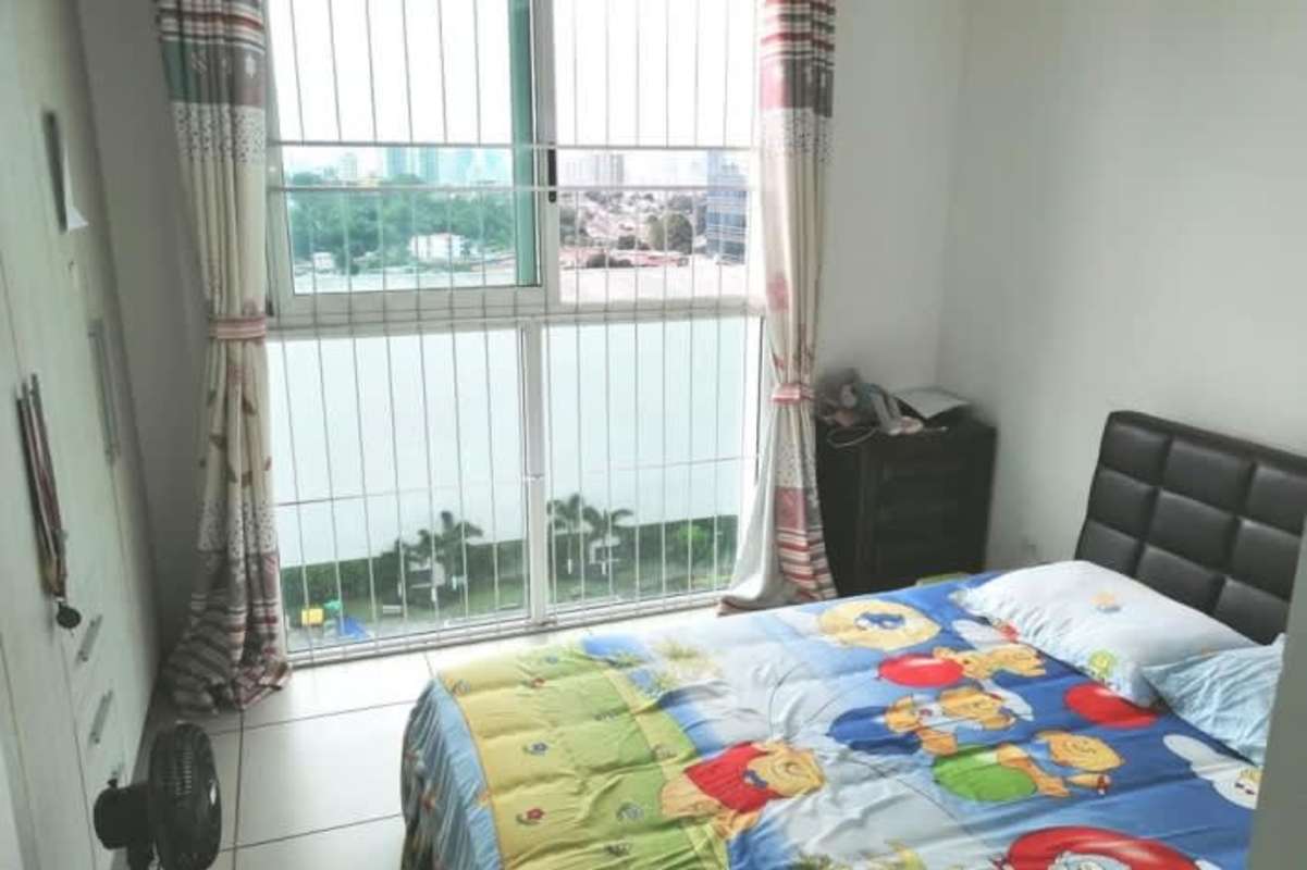 Bedroom in PH King's Park with large window and minimalist decor Condado del Rey