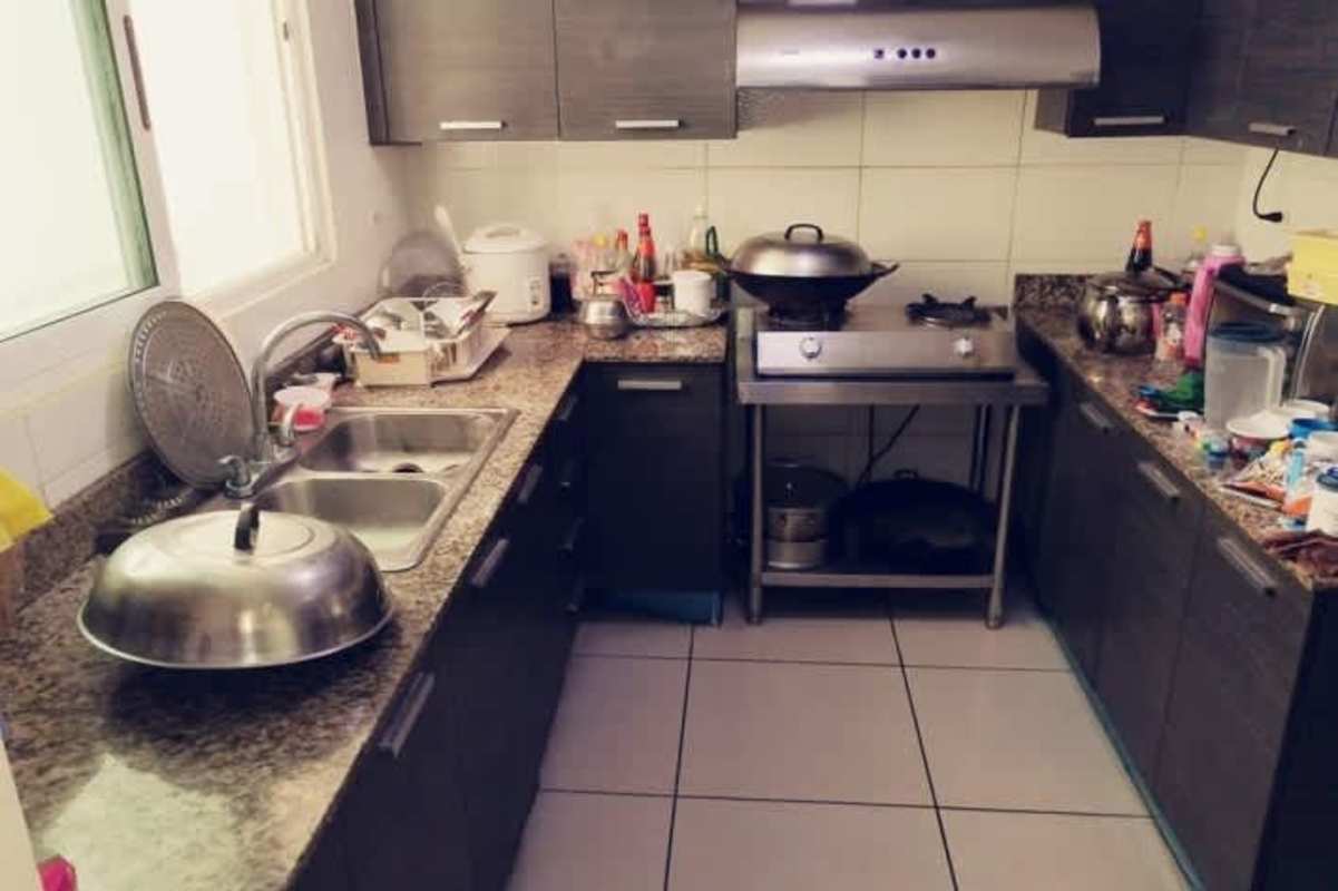 Kitchen with granite counters, dark cabinetry, gas stove PH King's Park Tower 300 Condado del Rey