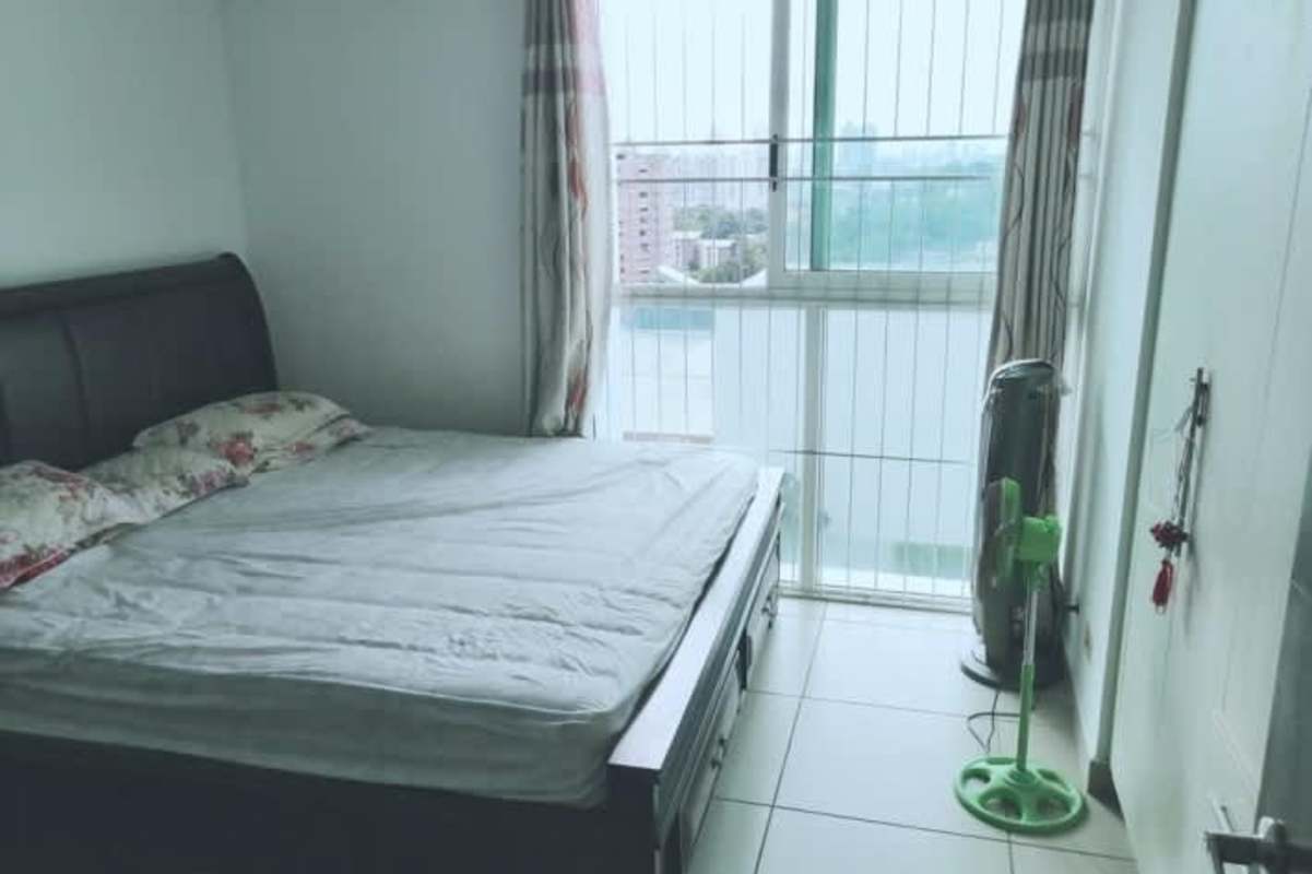 Bedroom with bright window, bed and tiled floor PH King's Park Condado del Rey