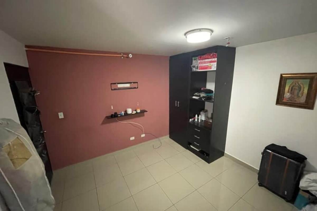 Affordable Panama apartment living room with windows, ceiling fan, and tile floor in Parque Lefevre