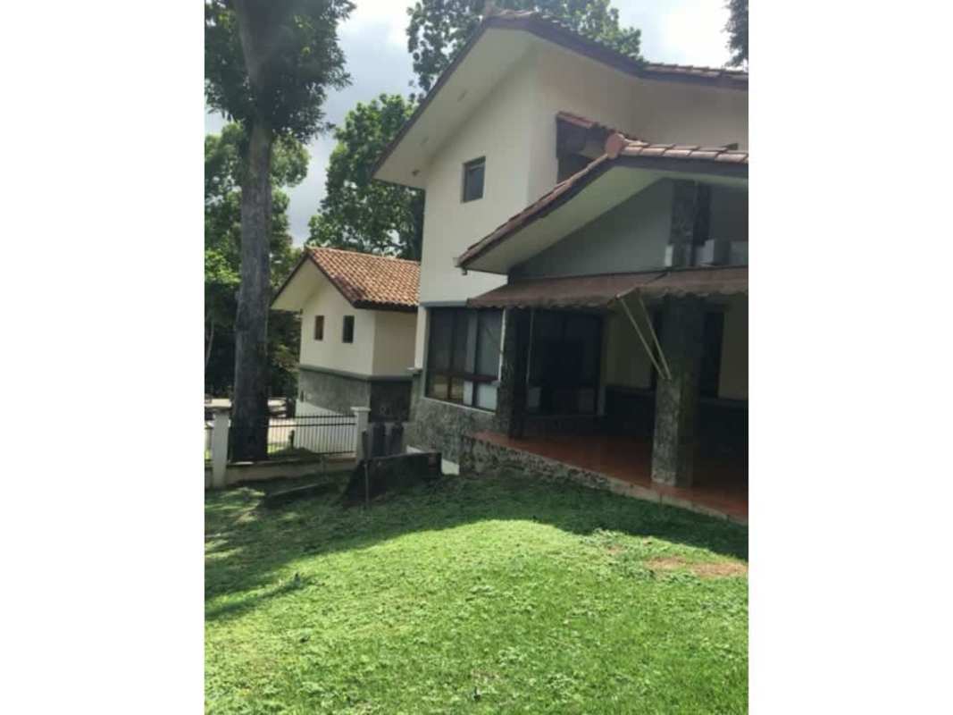Rustic covered patio with garden view in luxury rental Clayton Panama