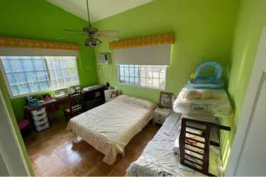 Spacious bedroom with tile floor, AC, large windows Panama