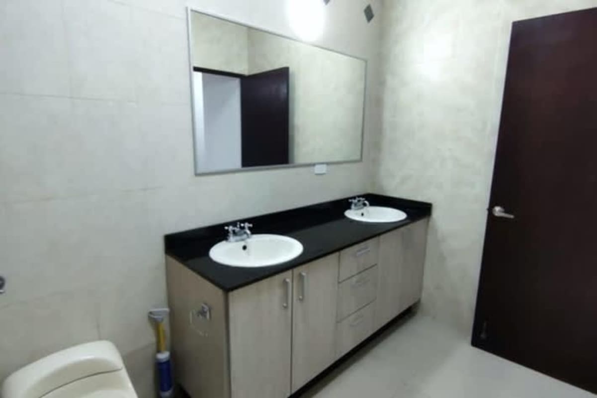 Master bedroom with ocean view, built-in closet and marble floors in PH Serenade luxury apartment Panama