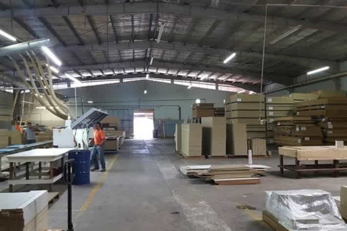 Interior factory floor with machinery and metal roofing in Tocumen, Panama