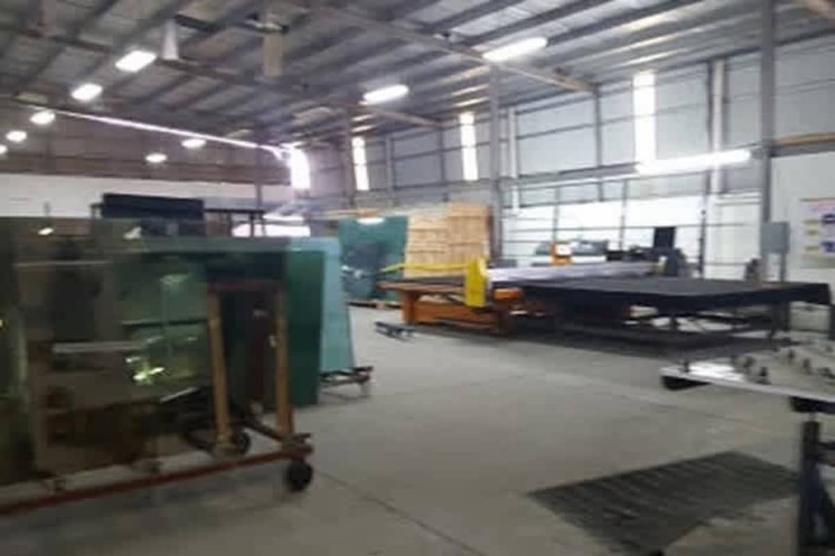 Loading dock entrance with large roll-up door and workers in Tocumen Panama