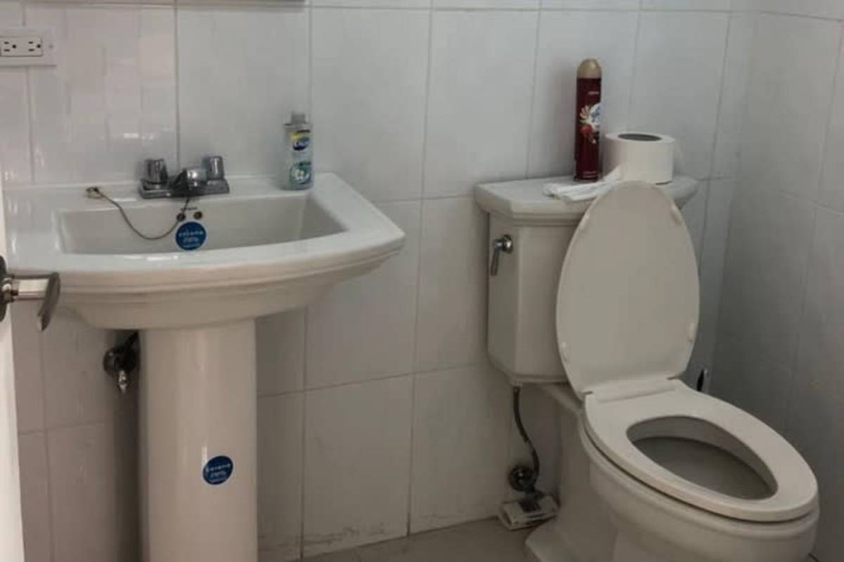 Clean bathrooms with sink and toilet commercial office PH El Cangrejo Plaza Panama