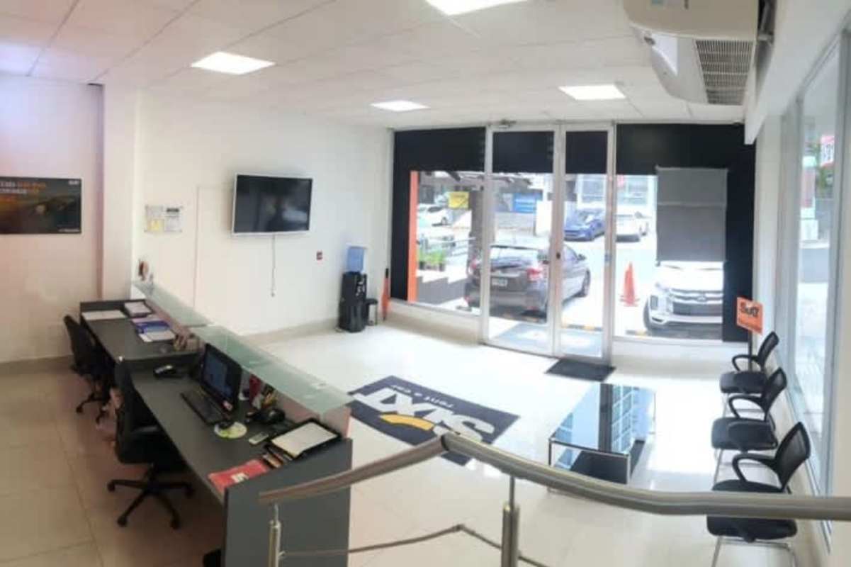 Interior modern commercial office partitions and workspace in PH El Cangrejo Plaza Panama