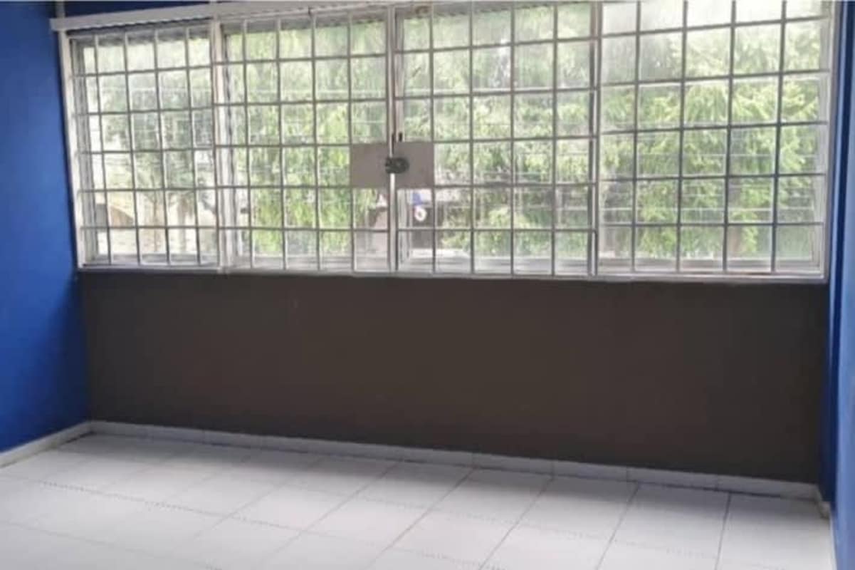 Interior room with glass blocks, blue wall accent, white tiled floors at PH Plaza Aventura El Cangrejo