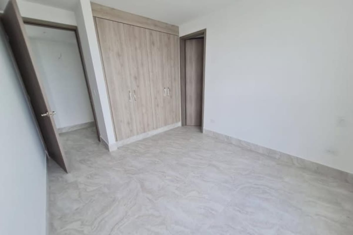 Modern rooftop terrace with infinity pool, lounge chairs, glass railing and skyline view in PH El Cangrejo Plaza Panama