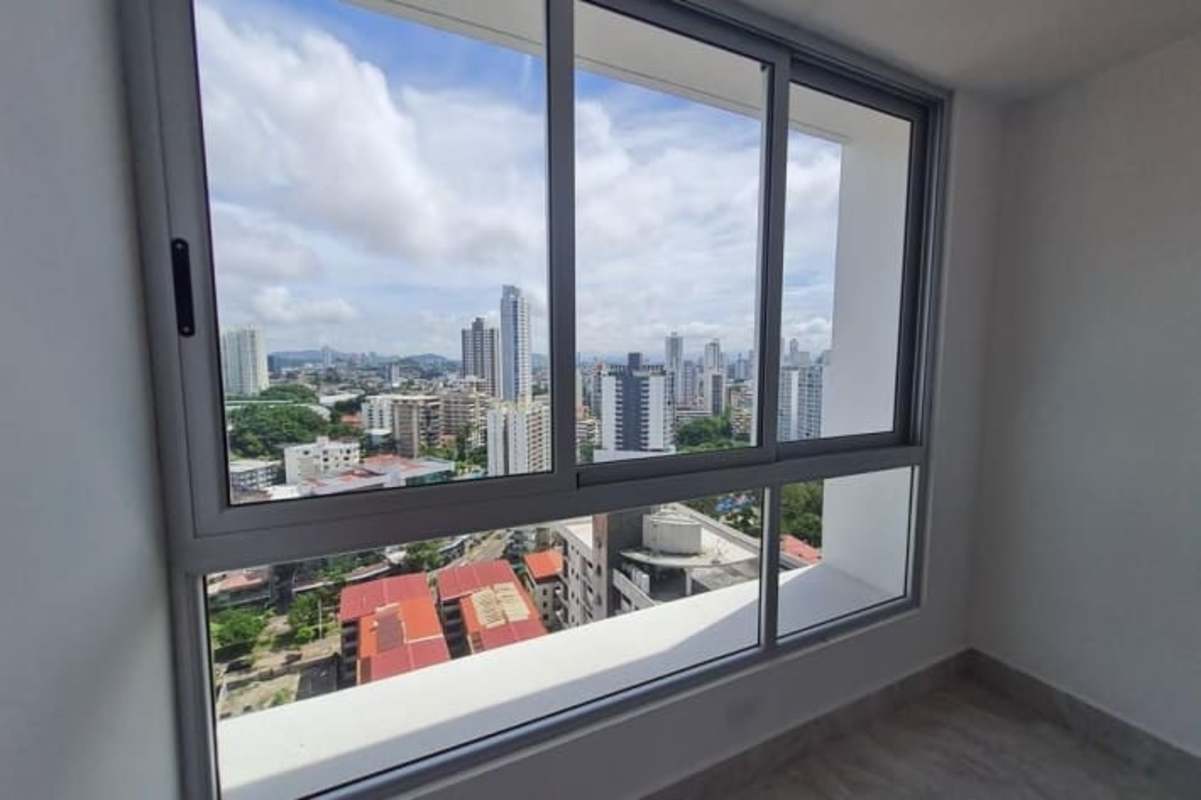 Rooftop sports court with city skyline views at PH El Cangrejo Plaza Panama City