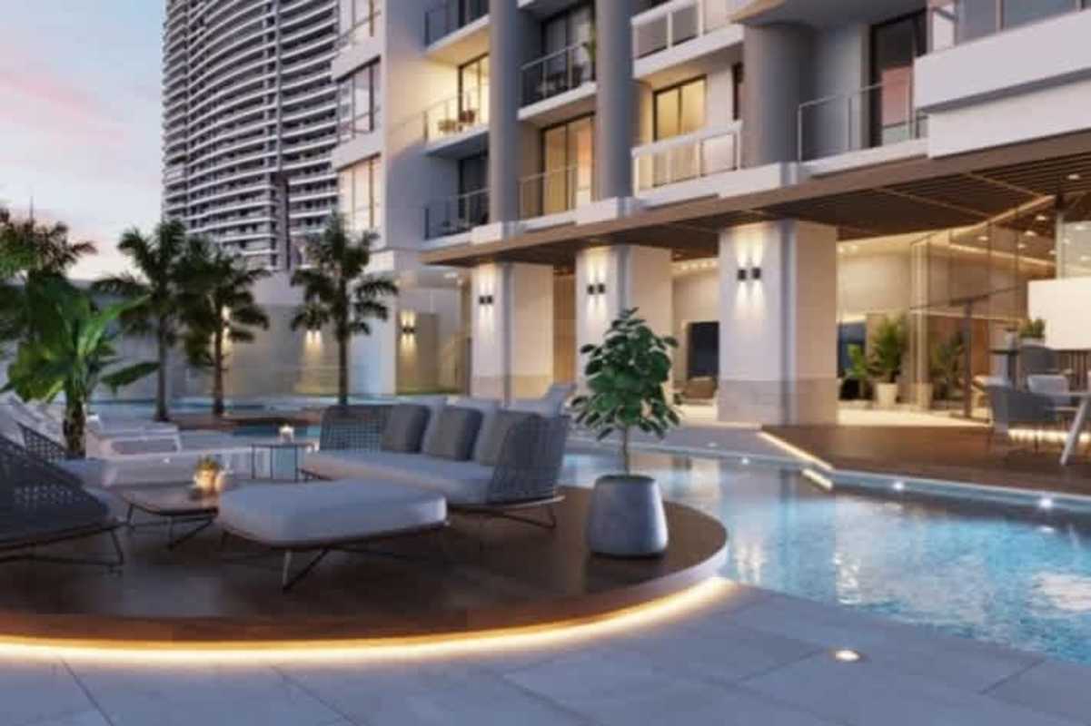 Infinity rooftop pool, jacuzzi, lounge chairs with skyline view at PH El Cangrejo Plaza