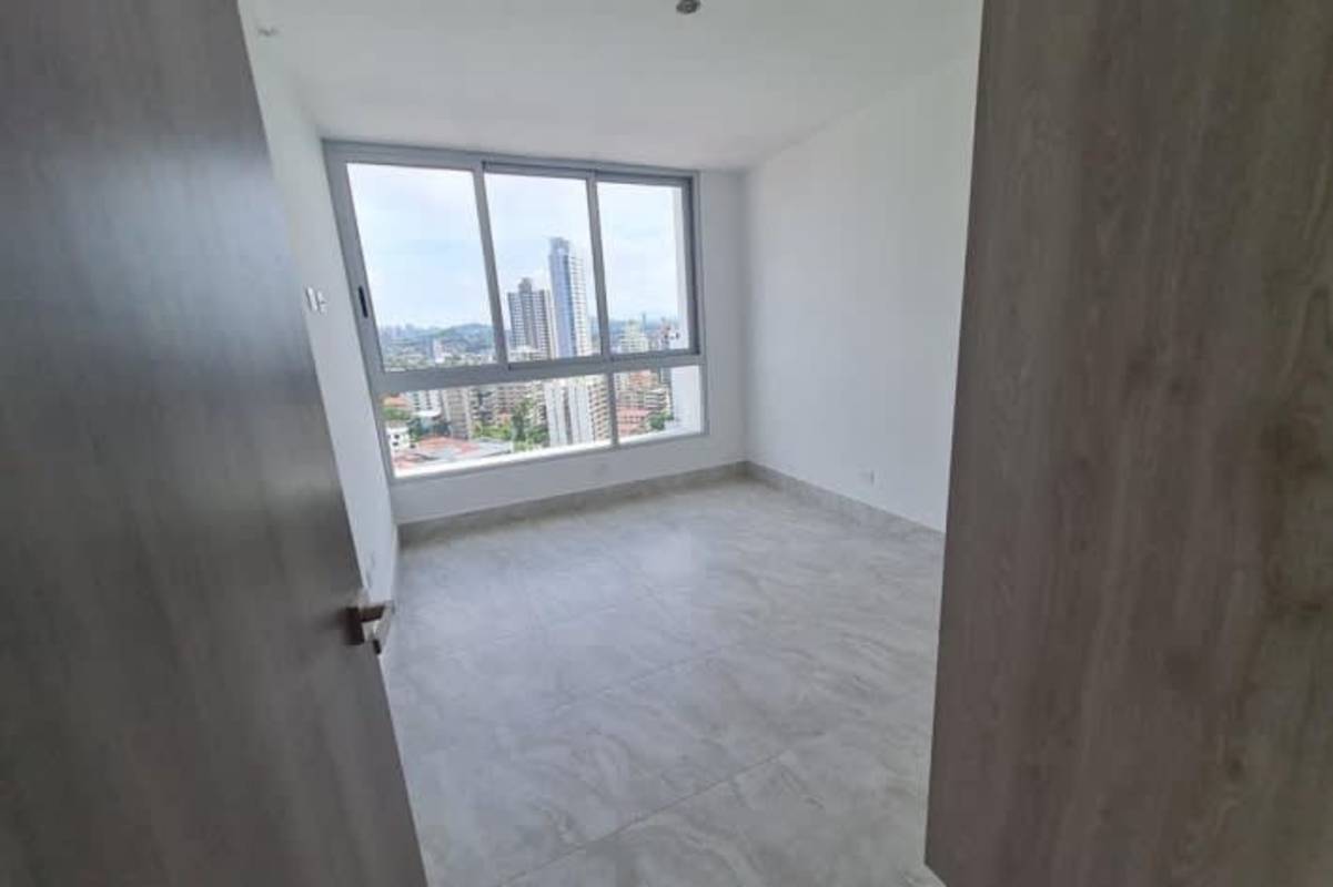 Bright bedroom with large window and city views in PH El Cangrejo Plaza Panama