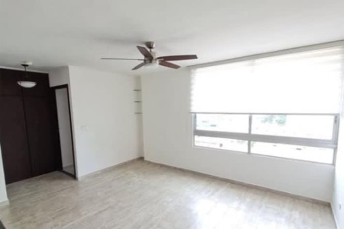 Secondary bedroom with large window, closet and tile floor at San Francisco Bay Panama