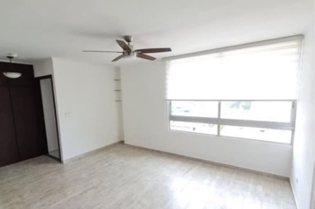 Bedroom with built-in wardrobe, large window, ceiling fan, in San Francisco Bay Tower Panama