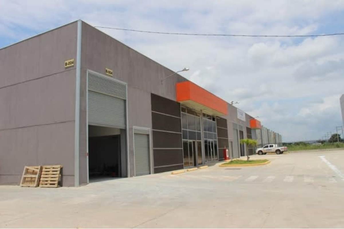 Loading bays roll-up doors concrete driveway industrial warehouse Tocumen Panama