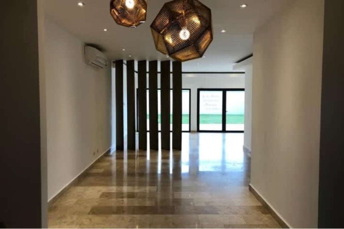 Spacious covered terrace with ceiling fans overlooking the garden and private pool in luxury house Costa Sur Panama