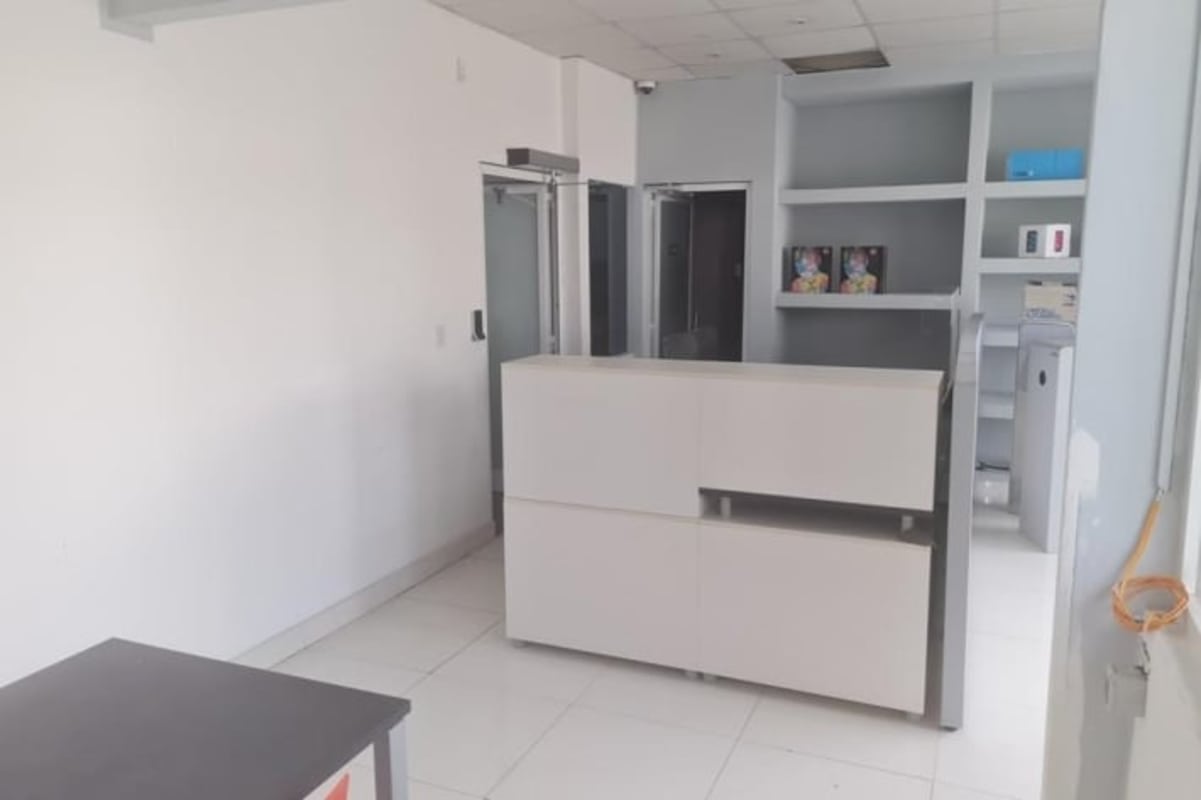 Commercial Office Building Betania Los Ángeles 591m² 10 Parking