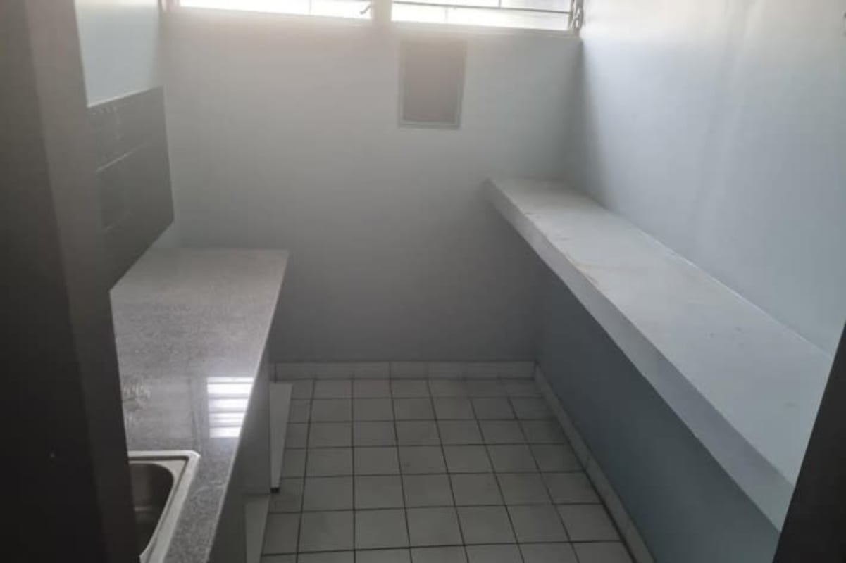 Small office kitchen with sink and granite counter Los Ángeles Betania Panama