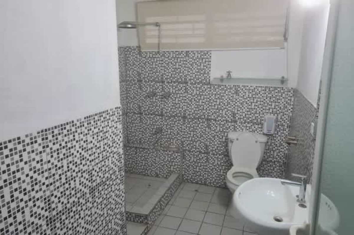 Bathroom with modern mosaic tile and pedestal sink Betania Panama