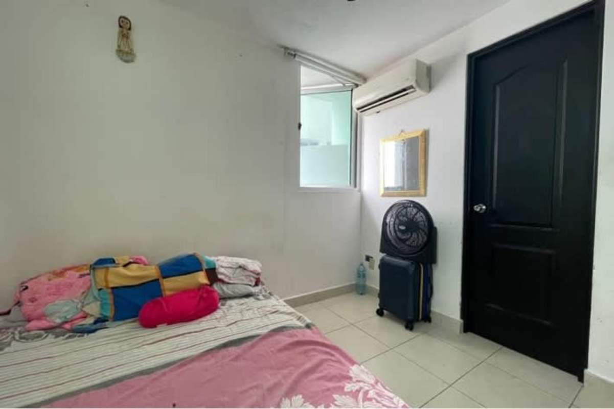 Small bedroom with bunk beds, fan, window PH Parque Lefevre Panama