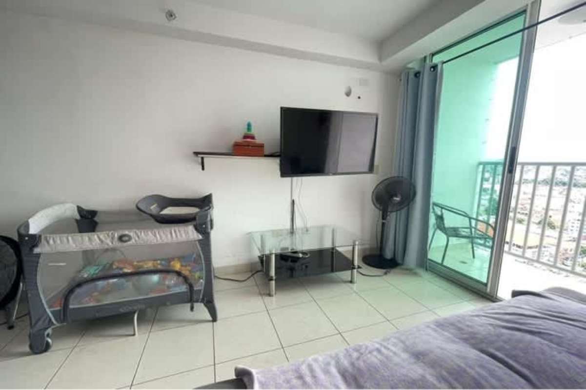 Bedroom with air conditioner, mirror, curtains PH Parque Lefevre Panama